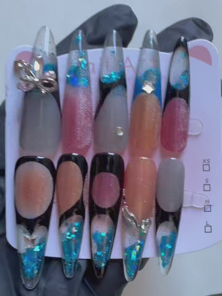 加载视频： Candy Pudding Hand Drawn Cat Eye Blue Sequin Flowing Sand Nail Art
